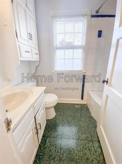 2 bed/1 bath duplex near downtown Lexington full of character! property image