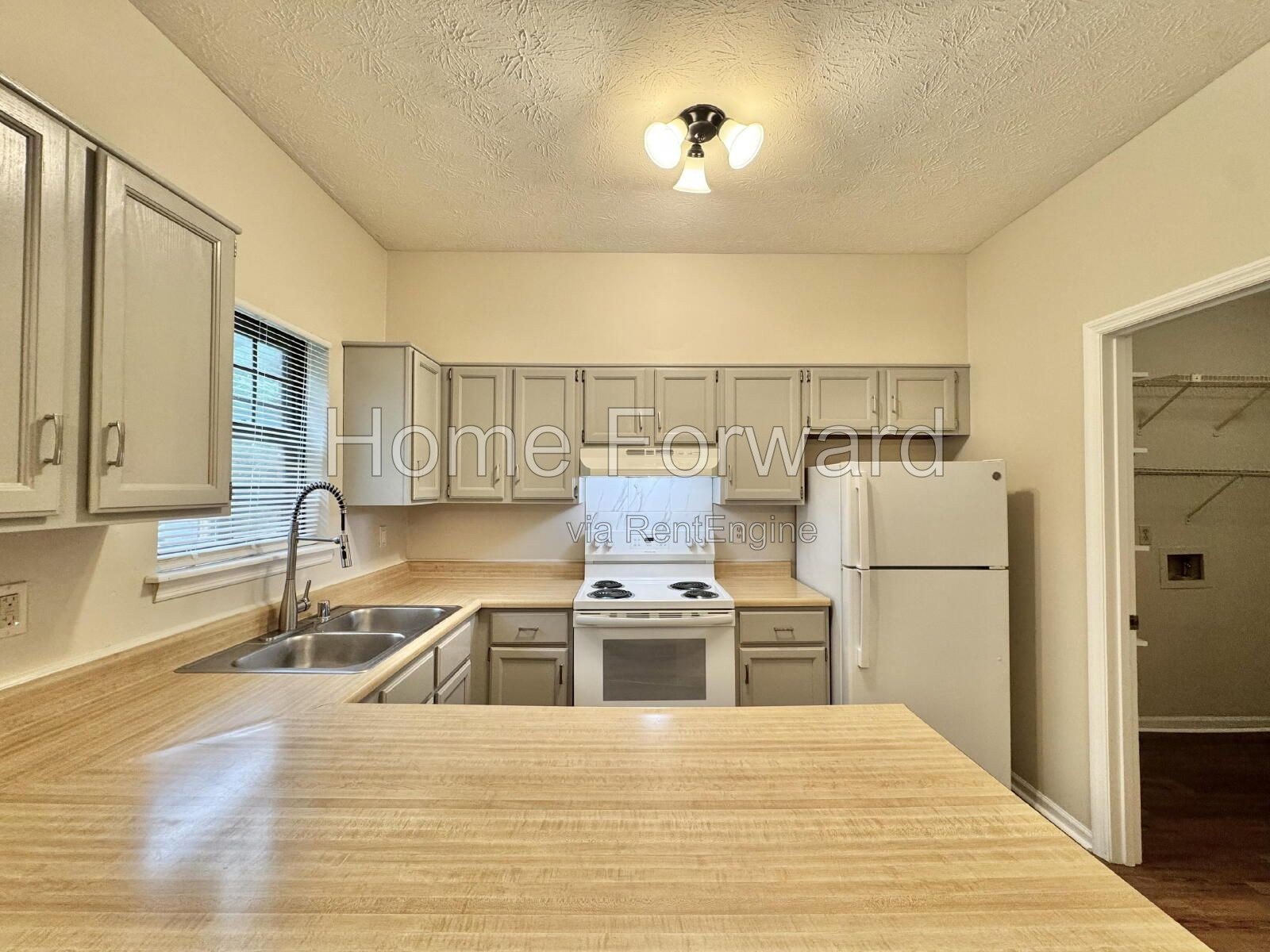 Updated Duplex Unit - New Flooring Throughout! property image