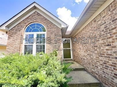 Large Living Room with Vaulted Ceiling- Ranch Home Off Liberty Near Hamburg! property image